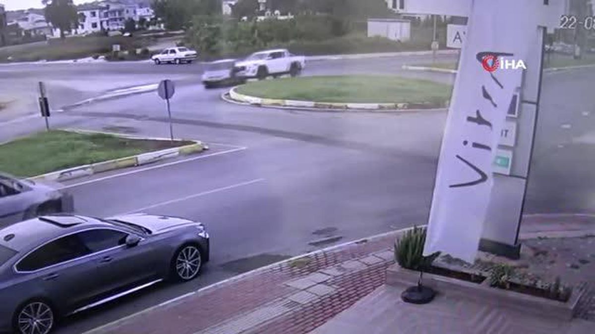 Manavgat\'ta kamyonet ile otomobil çarpıştı