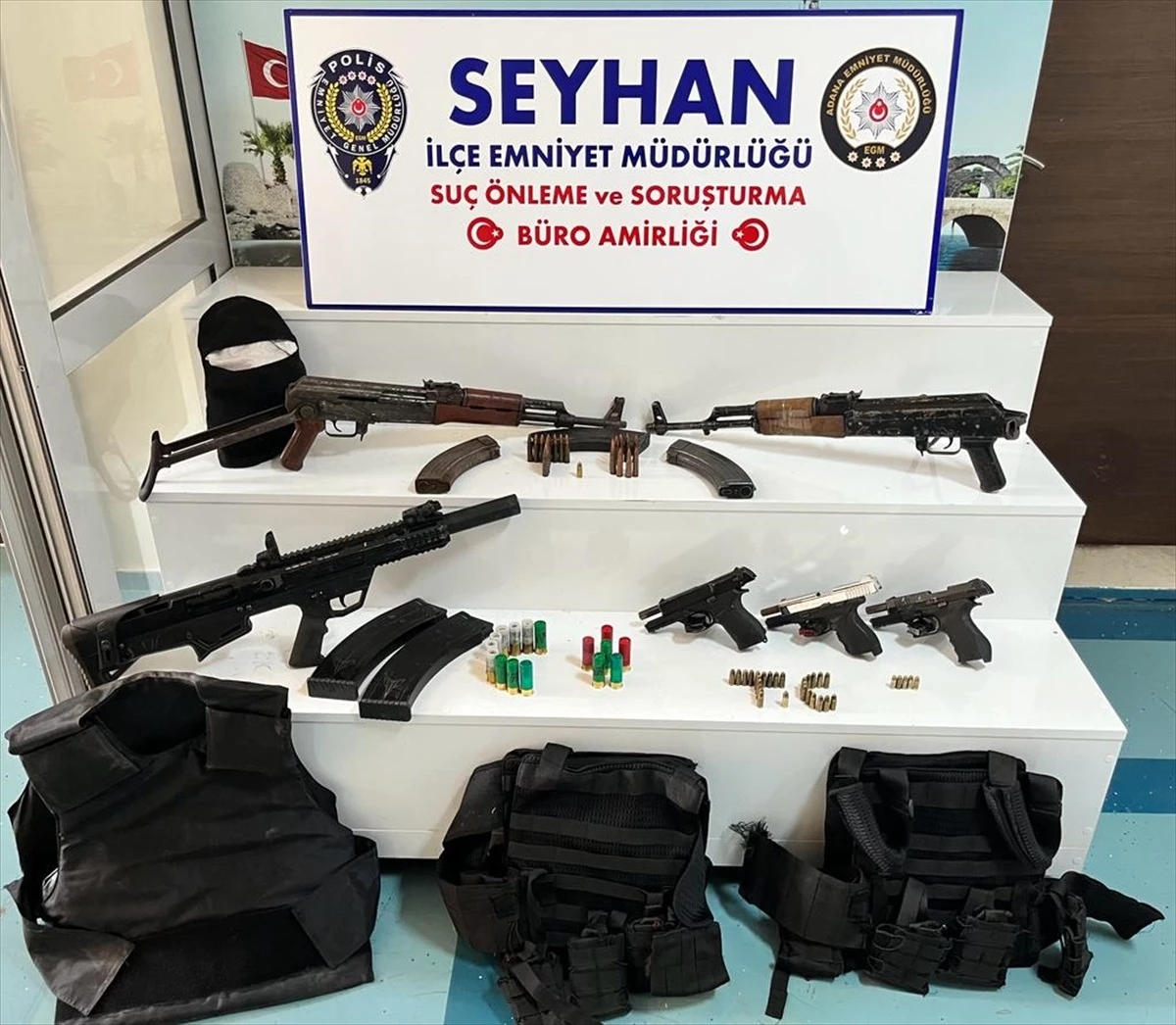 Adana\'da Ruhsatsız Silah Operasyonu: 2 Kalaşnikof ve Çok Sayıda Mermi Ele Geçirildi