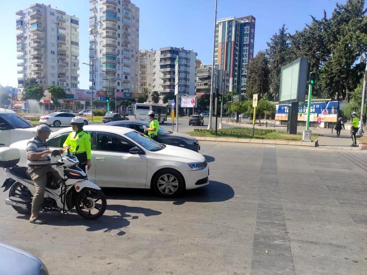 Adana\'da Trafik Kurallarına Uyma ve Yaya Geçidi Kullanımı İçin Bilgilendirici Broşürler Dağıtıldı