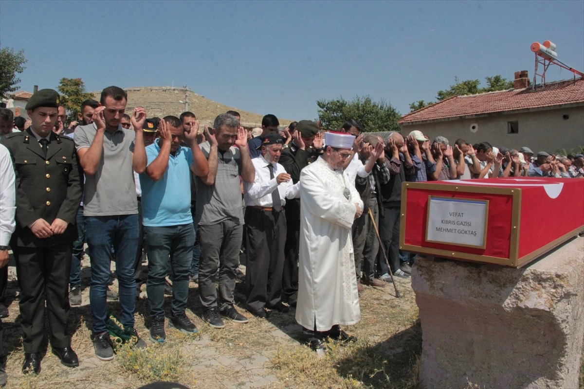 Kıbrıs Gazisi Mehmet Göktaş\'ın Cenazesi Çavdarlı Köyünde Defnedildi