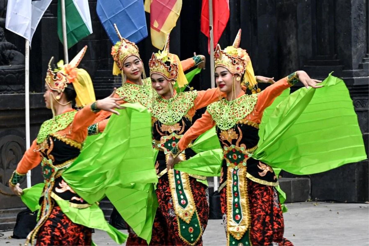 Endonezya\'da düzenlenen Müzik ve Dans Folklor Festivali büyük ilgi gördü