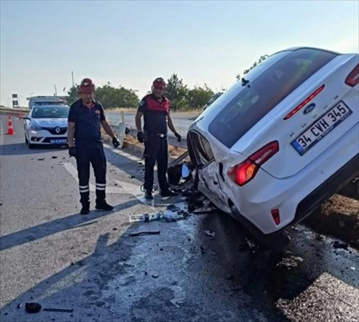 Amasya Merzifon\'da otomobil refüje çarptı: 5 yaralı