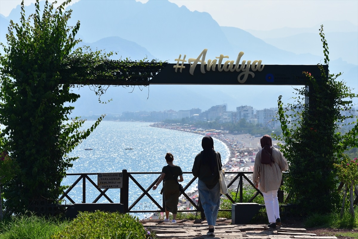Antalya\'da Sıcak Hava ve Nemle Mücadele: Sahiller Dolup Taştı