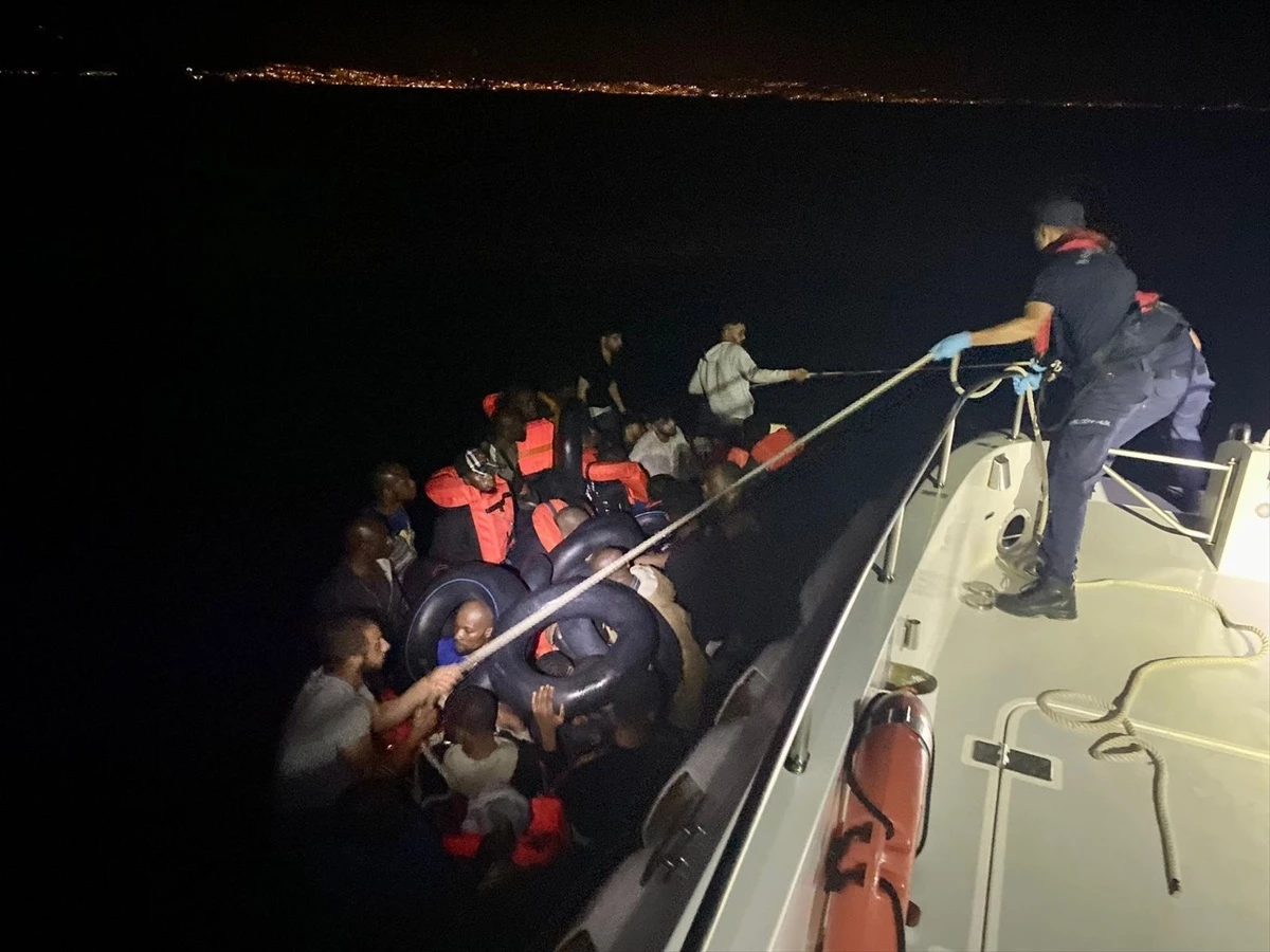 Kuşadası açıklarında 37 düzensiz göçmen yakalandı