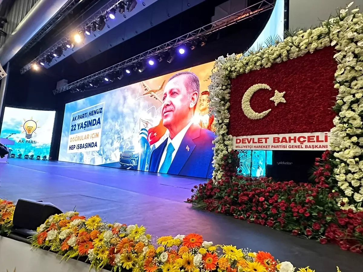 Devlet Bahçeli, AK Parti\'nin 22. Kuruluş Yıl Dönümü Programı\'na özel çiçek gönderdi