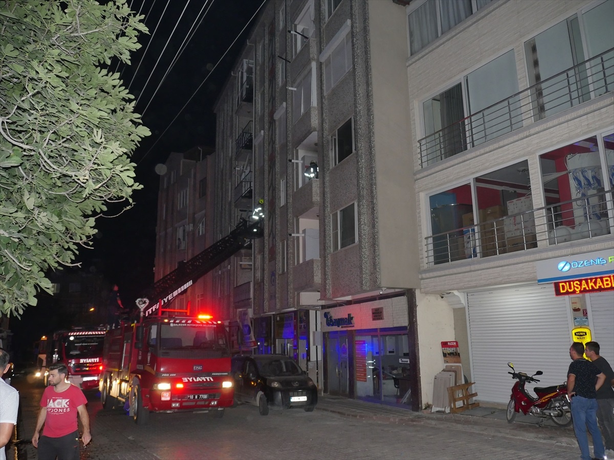 Edremit\'teki Apartman Yangını Diğer Dairelere Sıçramadan Söndürüldü