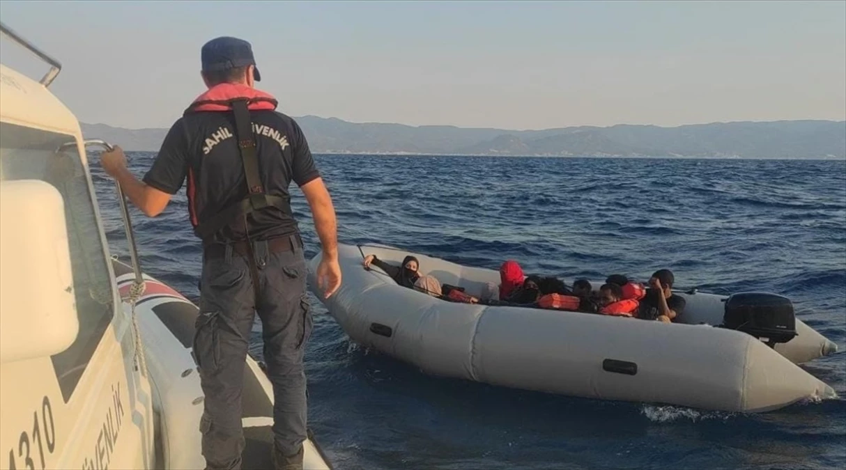 Balıkesir Gömeç\'te Motoru Arızalanan Botla Sürüklenen 10 Göçmen Kurtarıldı