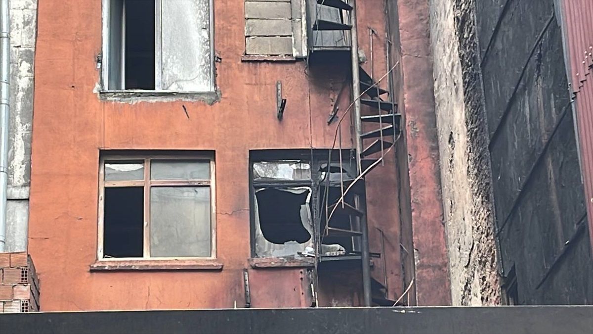 Beyoğlu\'nda çıkan yangın otel ile bir binada hasara neden oldu