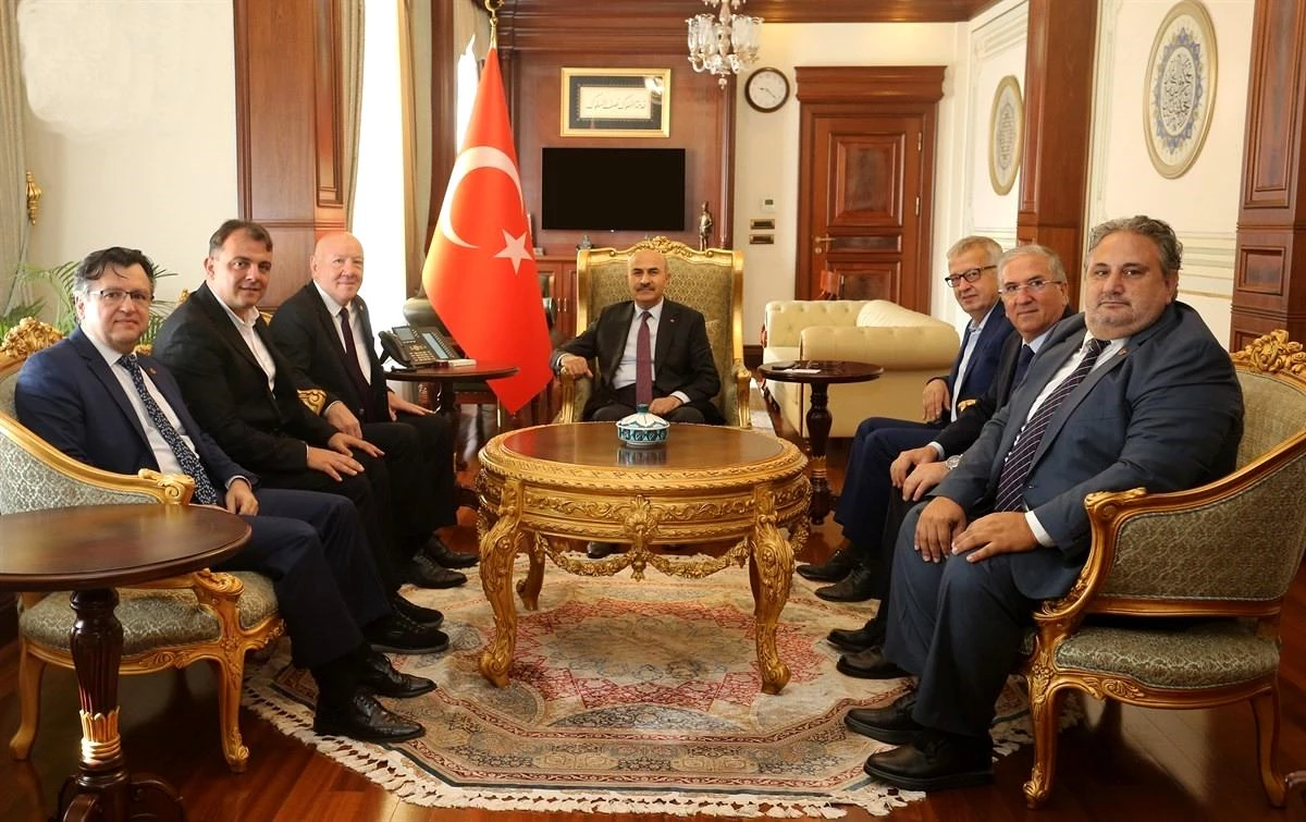 Bursa Gazeteciler Cemiyeti Başkanı Vali Mahmut Demirtaş\'ı ziyaret etti