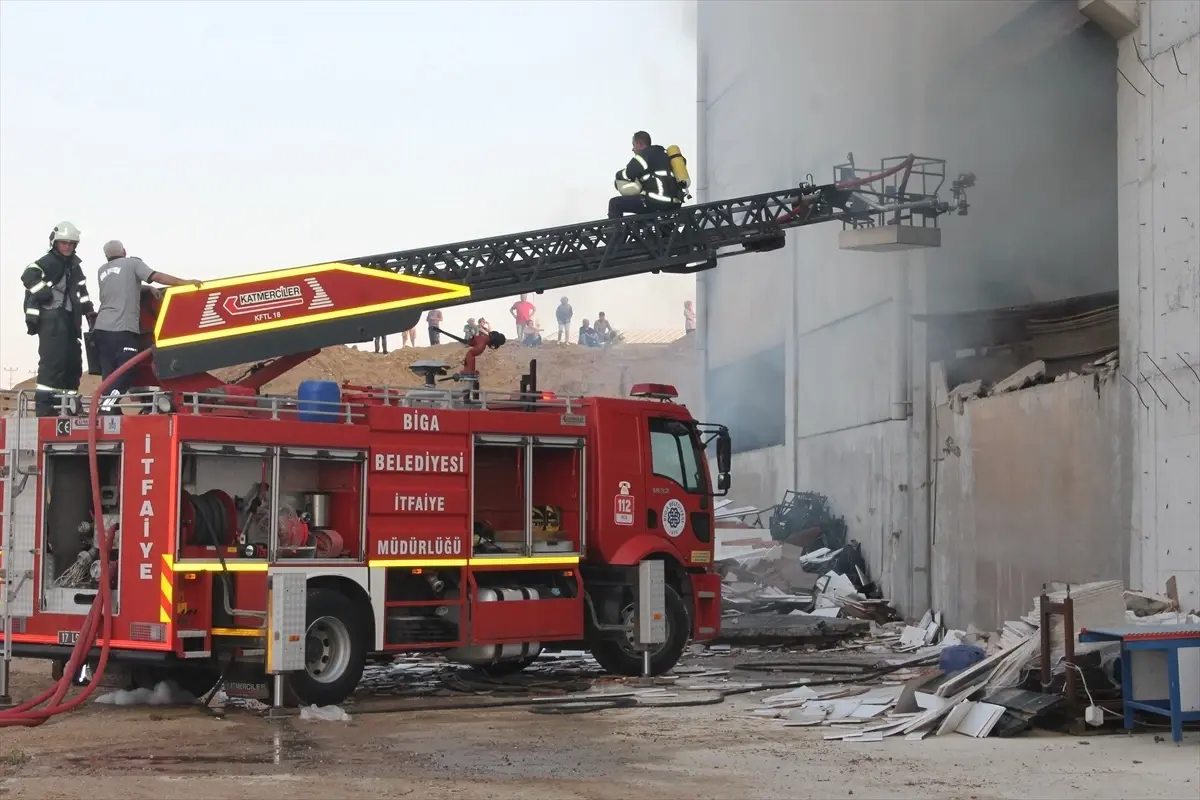 Çanakkale\'deki Mobilya Fabrikasında Yangın Söndürüldü