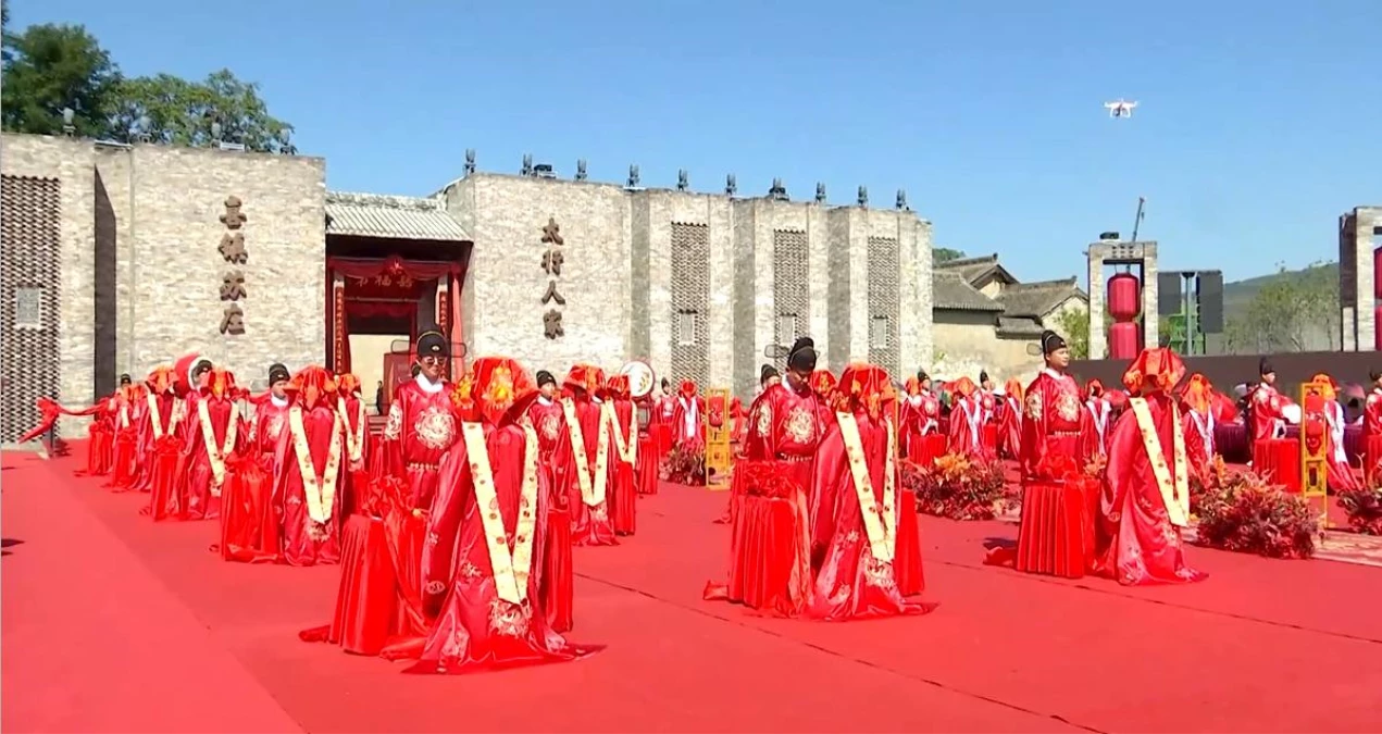 Çin\'de Qixi Festivali\'nde Toplu Düğün