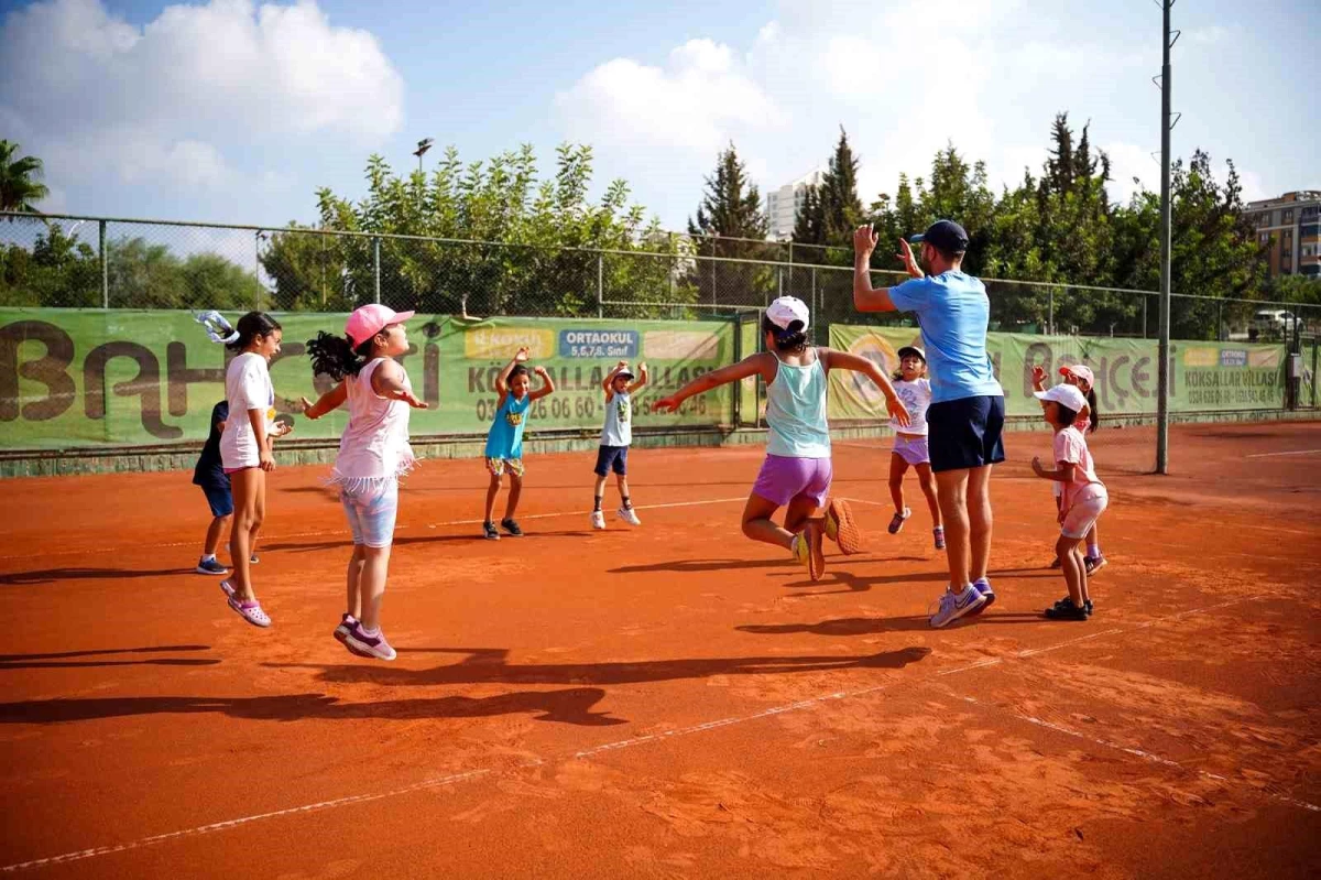 Tarsus Belediyesi Şehir Tiyatrosu ve Tarsus Tenis Kulübü iş birliğiyle Dra-Masal tenis kursu başladı