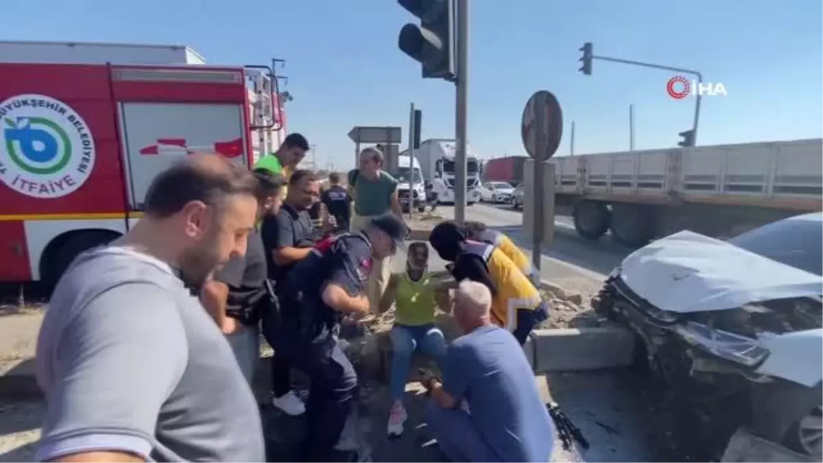 Tekirdağ\'da Hafif Ticari Araç ile Otomobil Çarpıştı: Sürücüler Yaralandı