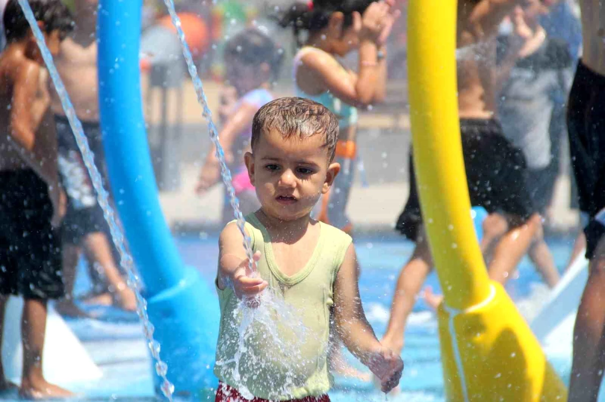 Antalya\'da Sıcaktan Bunalan Çocuklar Su Parkında Eğlendi