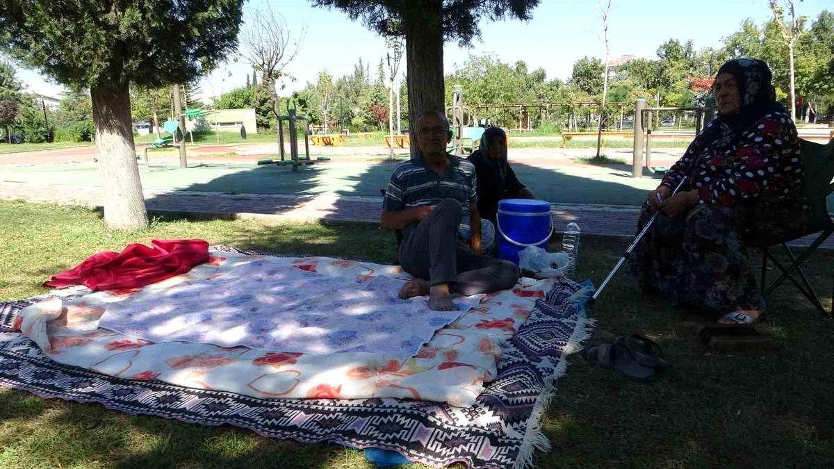 Malatya\'da Sabah Saatlerinde Meydana Gelen 5.0 Büyüklüğündeki Deprem Sonrası Vatandaşlar Parklara Akın Etti