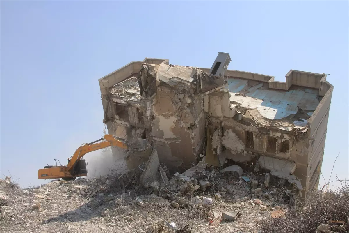 Hatay\'da Depremler Sonrası Ağır Hasarlı Hastane ve Binalar Yıkıldı