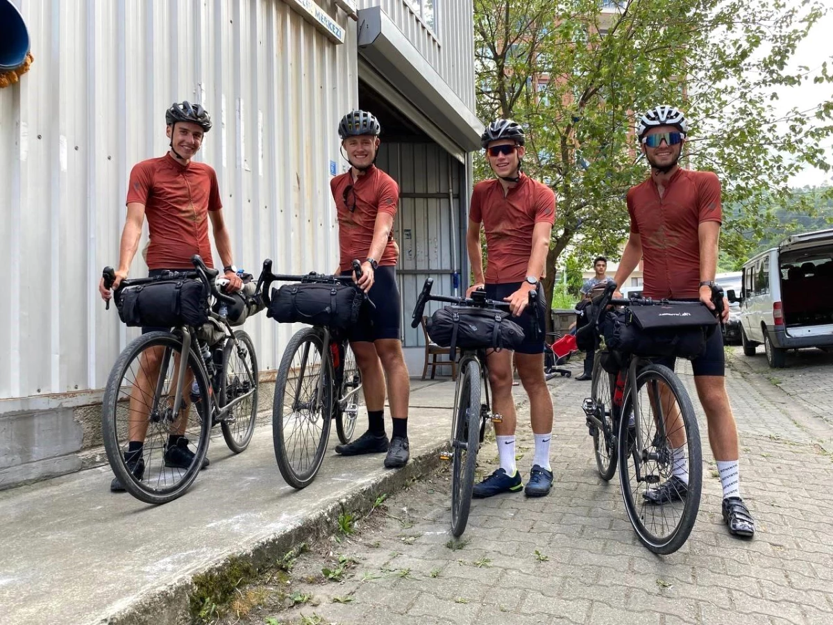 Danimarkalı Bisikletçiler Artvin\'in Hopa İlçesinde Mola Verdi