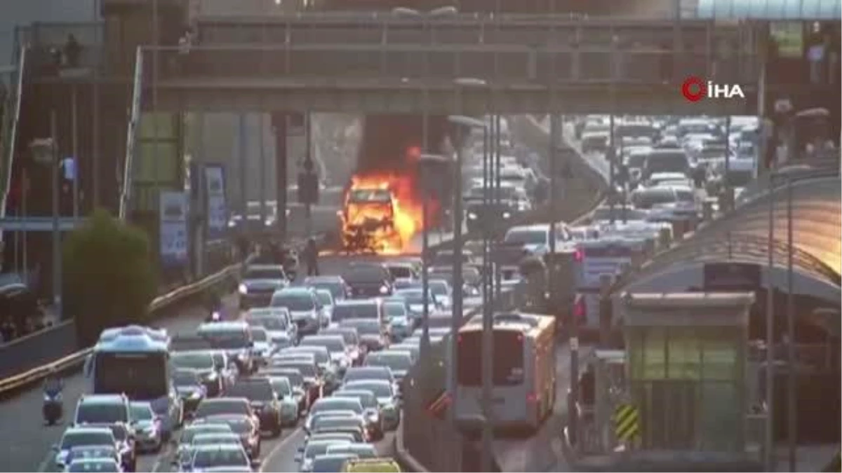 E5 Karayolu Mecidiyeköy Metrobüs Durağı Yakınlarında Minibüs Yangını