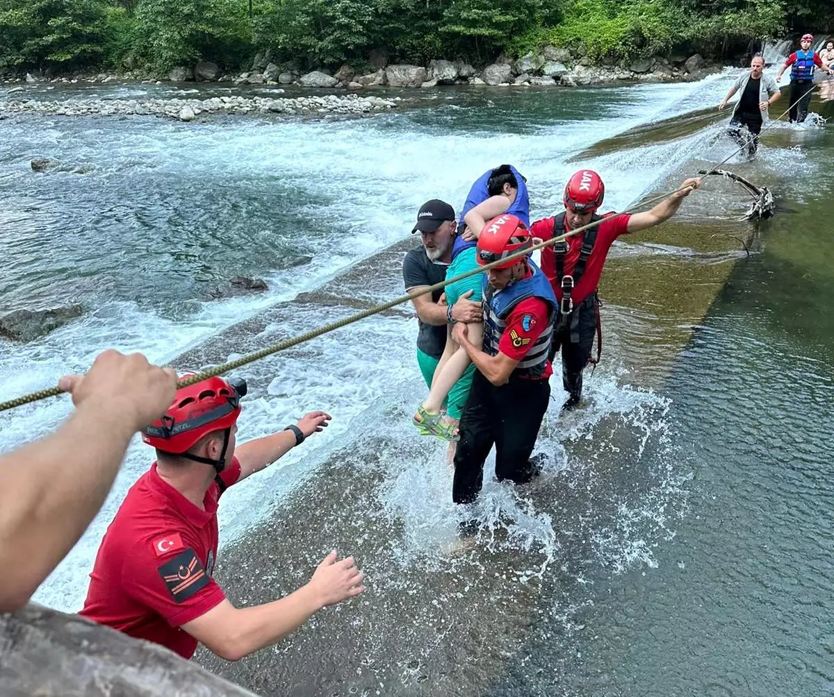 Rize\'de Derede Akıntıya Kapılan Çocuk ve Babası Kurtarıldı