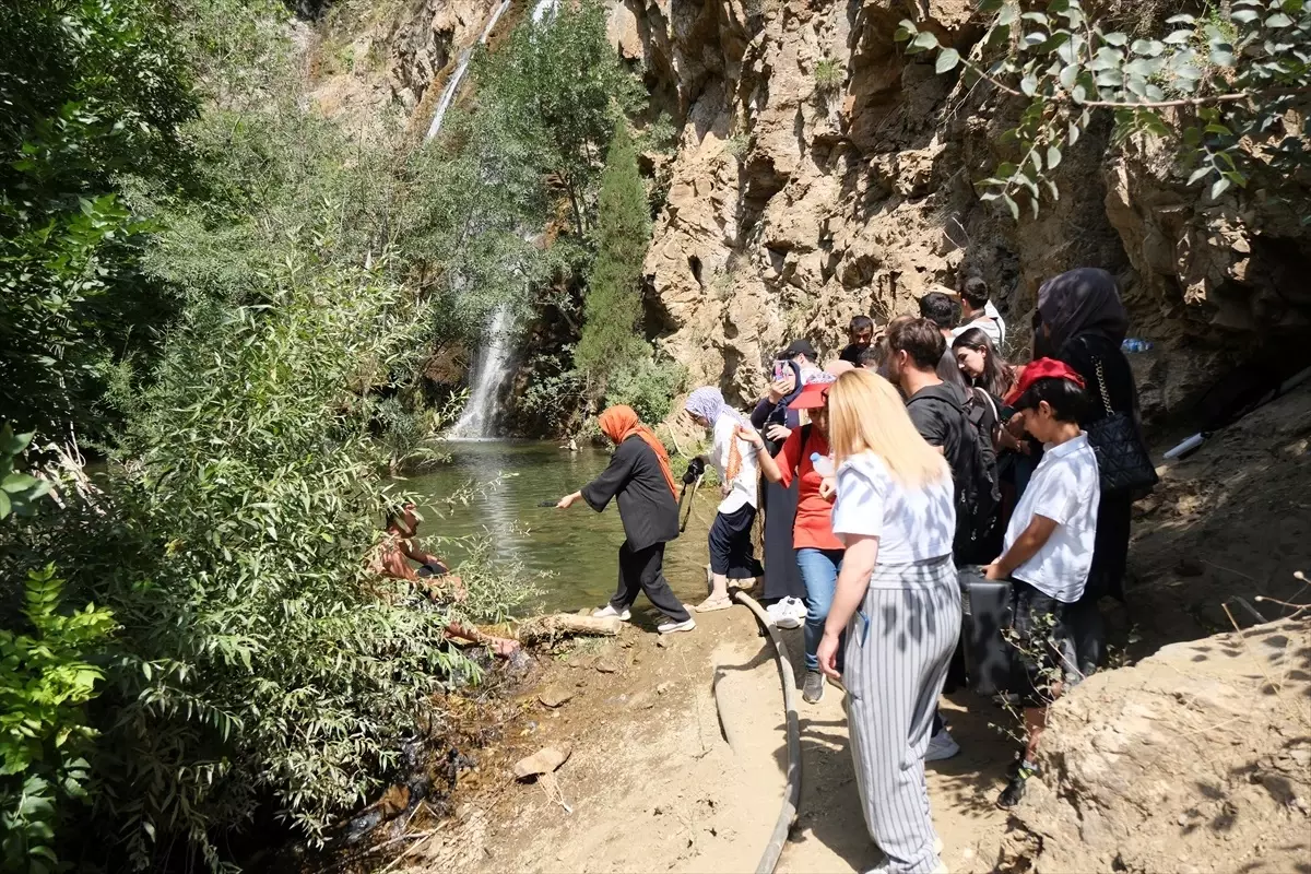 Van Büyükşehir Belediyesi Fotoğrafçılık Kursu Kursiyerleri Saklı Şelale\'yi Görüntüledi