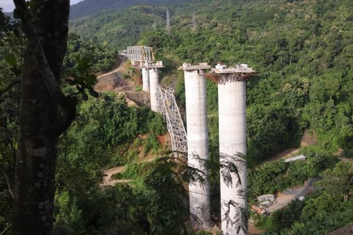 Hindistan\'da Köprü Çöktü: 18 Ölü, 3 Yaralı