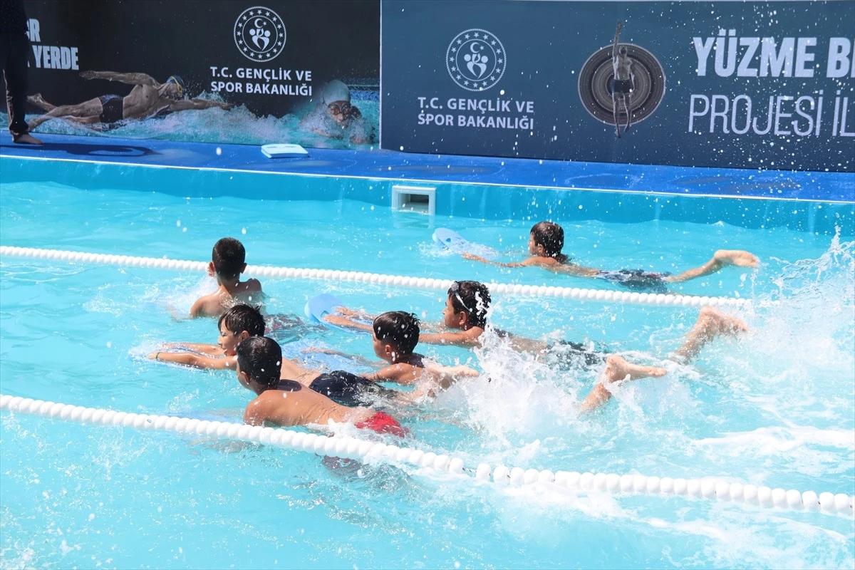 Iğdır\'da Yüzme Bilmeyen Çocuklar Portatif Havuzda Yüzme Eğitimi Alıyor