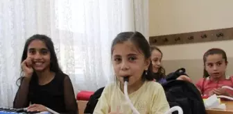 İlkokul öğretmenleri, fındık işçilerinin çocuklarına melodika ve kalimba çalmayı öğretti