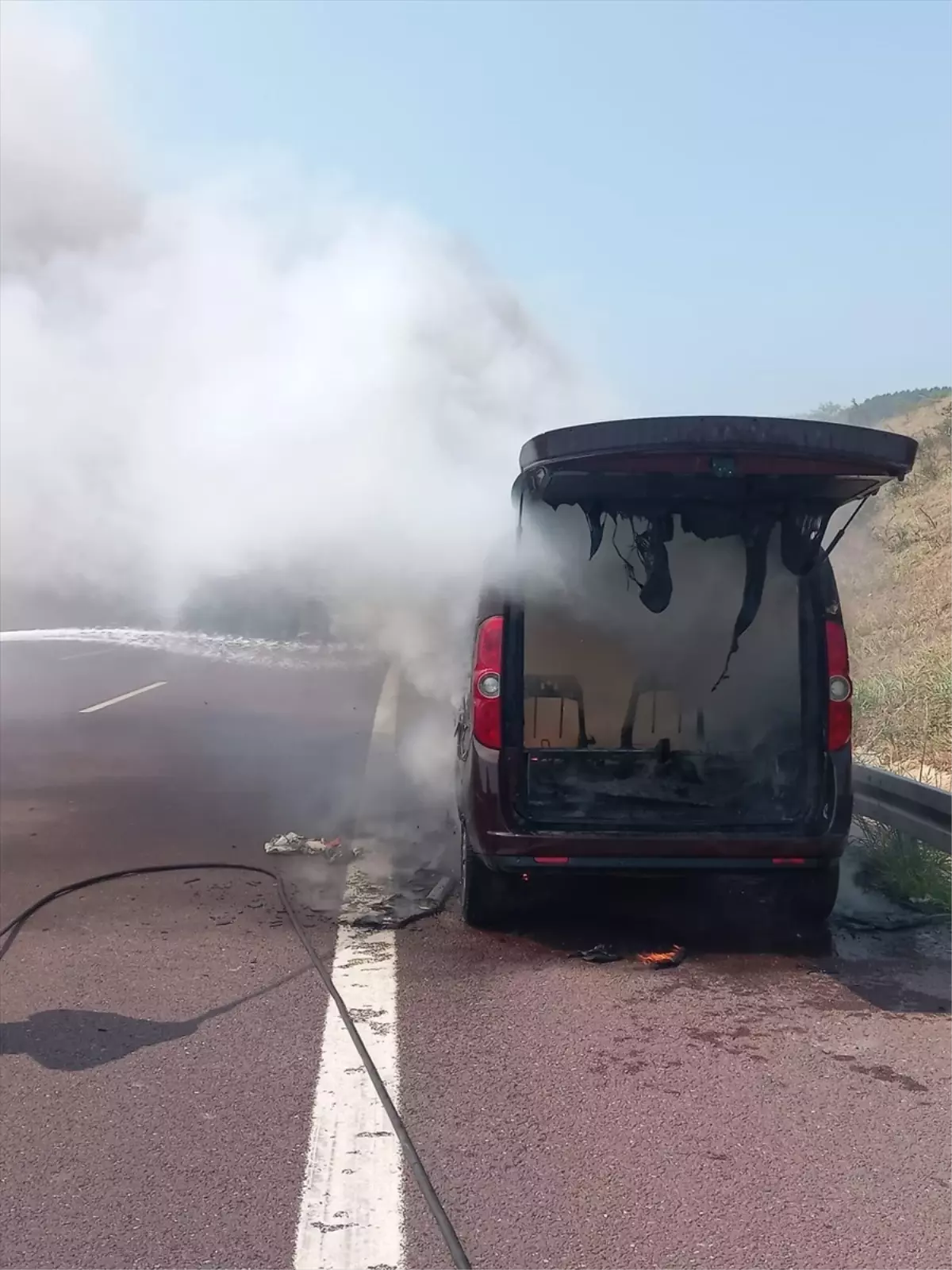 İstanbul-İzmir otobanında kamyonet yangını