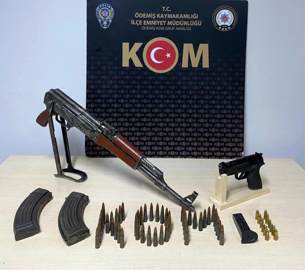 İzmir\'de Yasa Dışı Silah Ticareti Operasyonu: 1 AK-47 ve Çok Sayıda Fişek Ele Geçirildi
