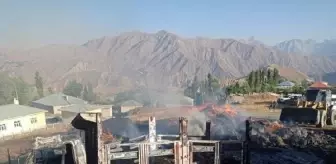 HAKKARİ'de çıkan yangında 600 balya ot ve 1 kamyonet yanarak kullanılamaz hale geldi