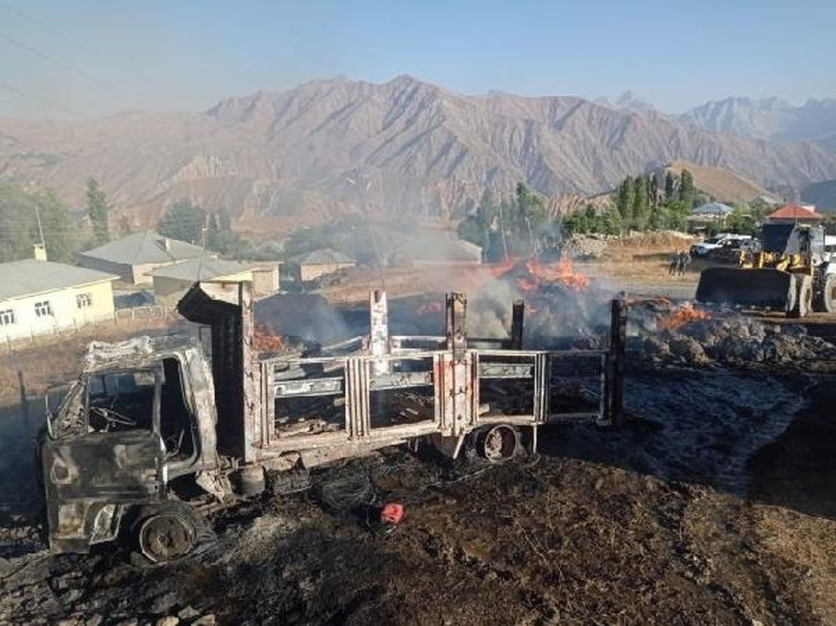 HAKKARİ'de çıkan yangında 600 balya ot ve 1 kamyonet yanarak kullanılamaz hale geldi