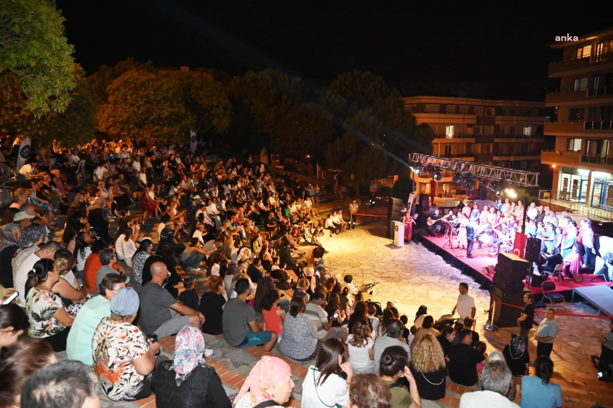 Karabağlar Belediyesi Türk Halk Müziği Korosu Yaz Konseriyle Vatandaşlarla Buluştu