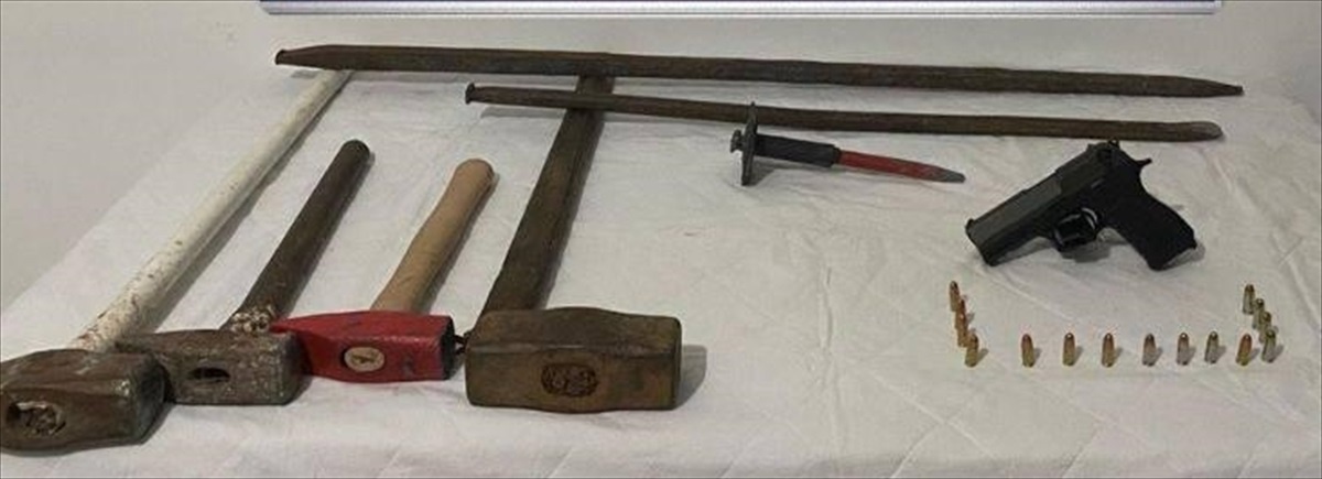 Kars\'ta Yahni Dağı\'nda kaçak kazı yapan 8 şüpheli suçüstü yakalandı