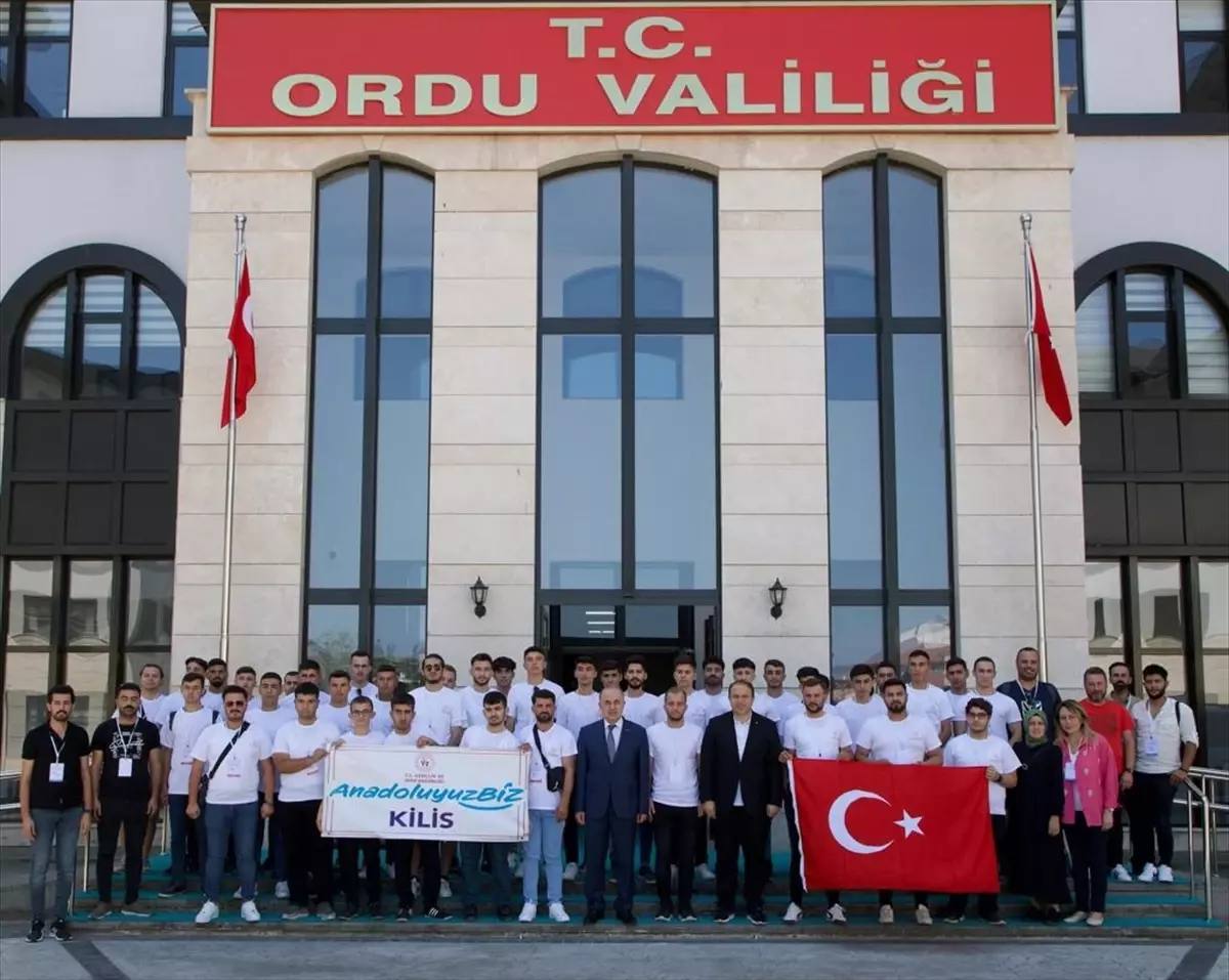 Kilis\'ten Ordu\'ya gelen öğrenciler Vali Muammer Erol\'u ziyaret etti