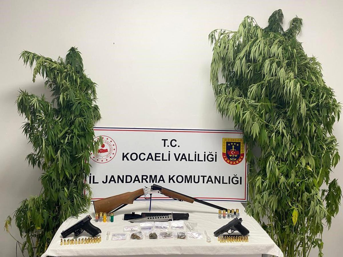 Kocaeli\'de yapılan aramada uyuşturucu ve silahlar ele geçirildi