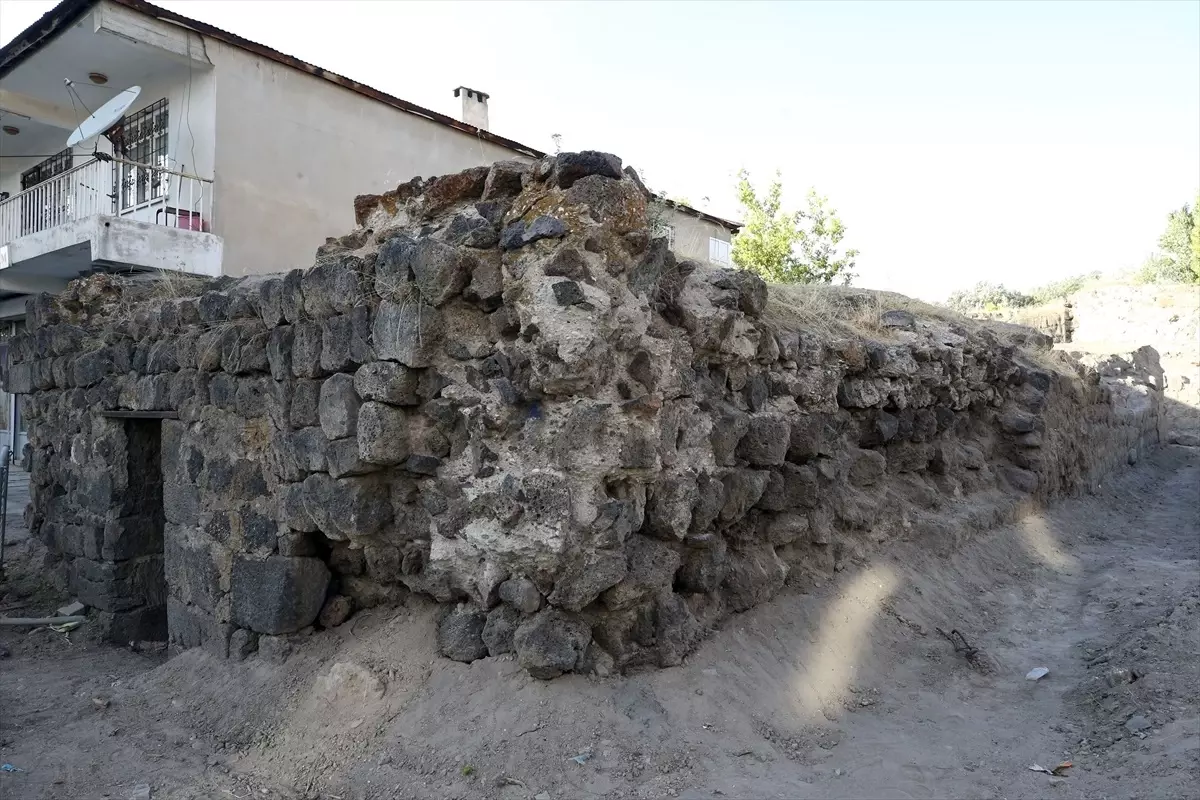 Malazgirt\'teki kazı çalışmalarında çevresi toprakla kaplı han ortaya çıkarıldı