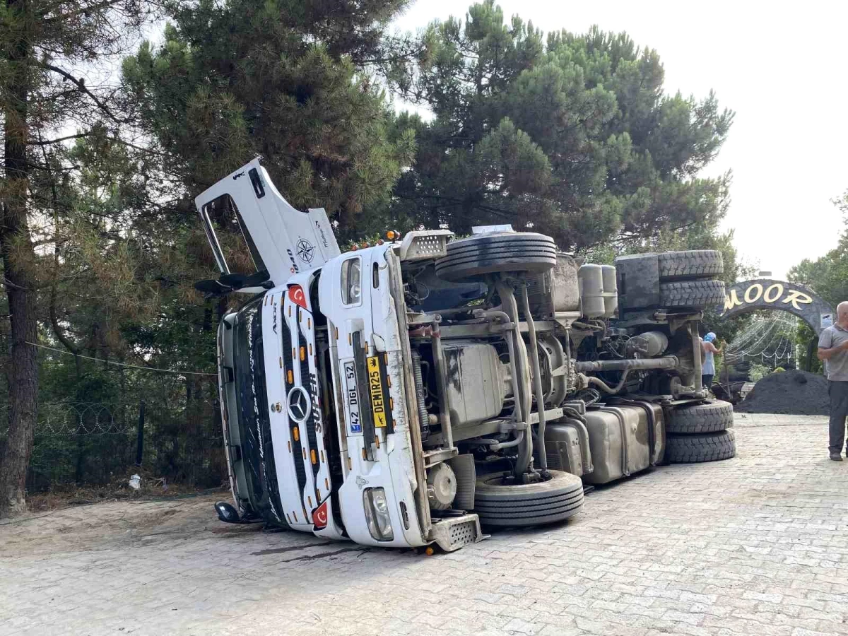 Maltepe\'de hafriyat kamyonu devrildi, 2 işçi yaralandı