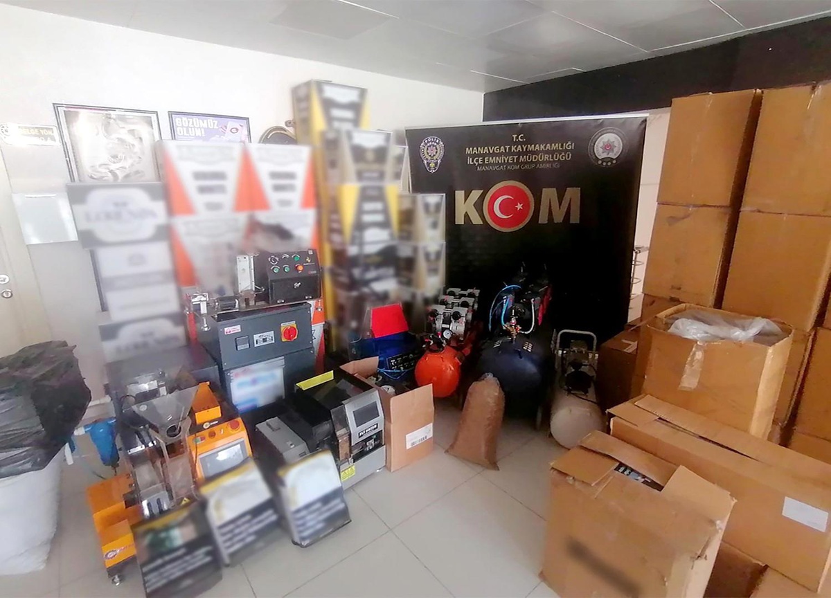 Manavgat\'ta Kaçak Sigara Operasyonu: 410 kg Tütün ve 313 Bin Bandrolsüz Makaron Ele Geçirildi