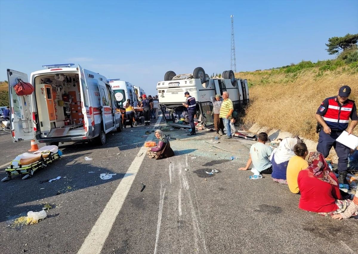 Soma\'da midibüs ve otomobil çarpıştı: 20 yaralı
