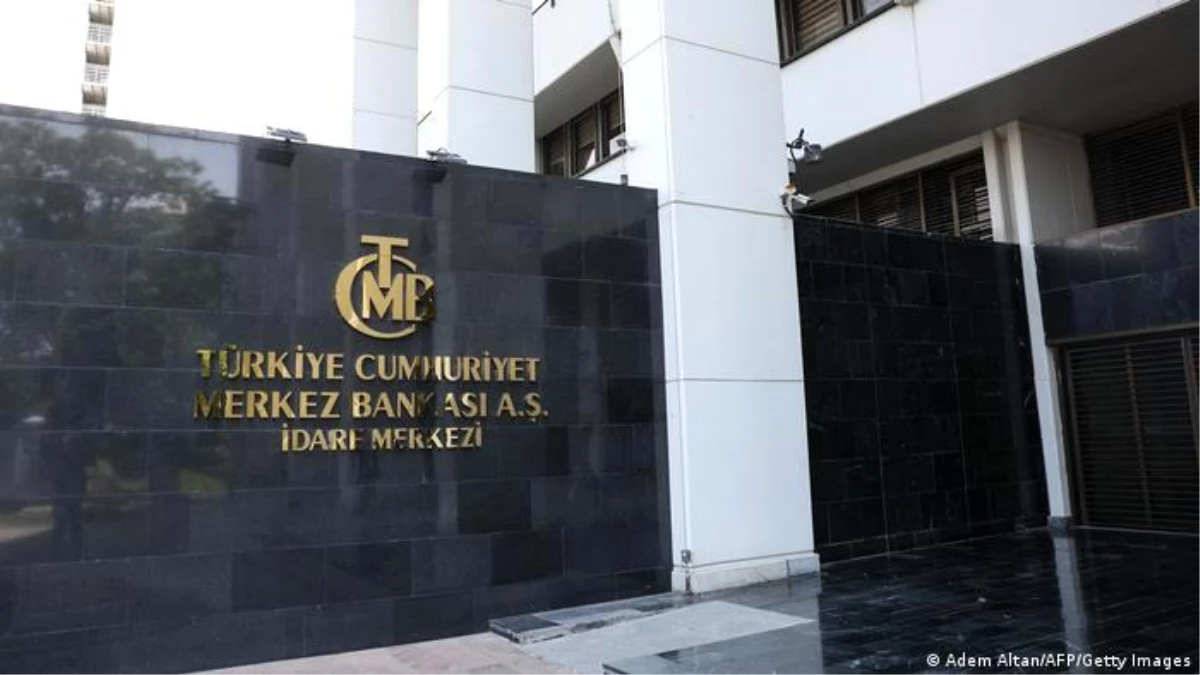 Hazine ve Maliye Bakanı Mehmet Şimşek, TCMB\'nin faiz kararının ardından, "Kararlıyız, fiyat istikrarı en büyük önceliğimiz." değerlendirmesinde...