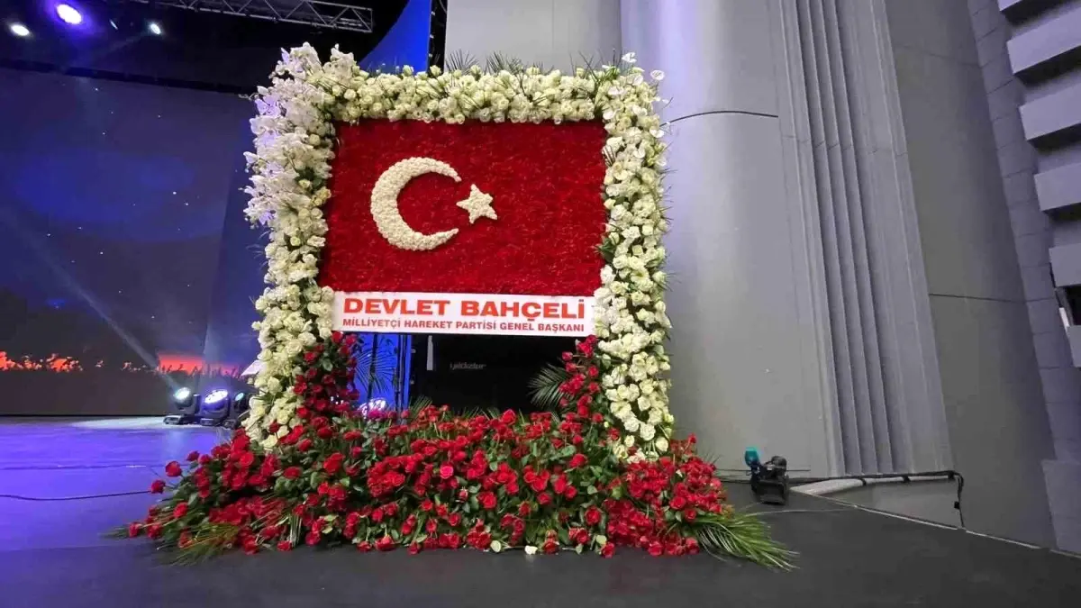 MHP Genel Başkanı Devlet Bahçeli, AK Parti\'nin 22. yıldönümü törenine özel çiçek aranjmanı gönderdi
