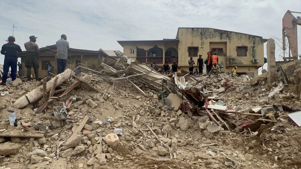 Nijerya\'da 2 Katlı Bina Çöktü: 2 Ölü, 37 Yaralı