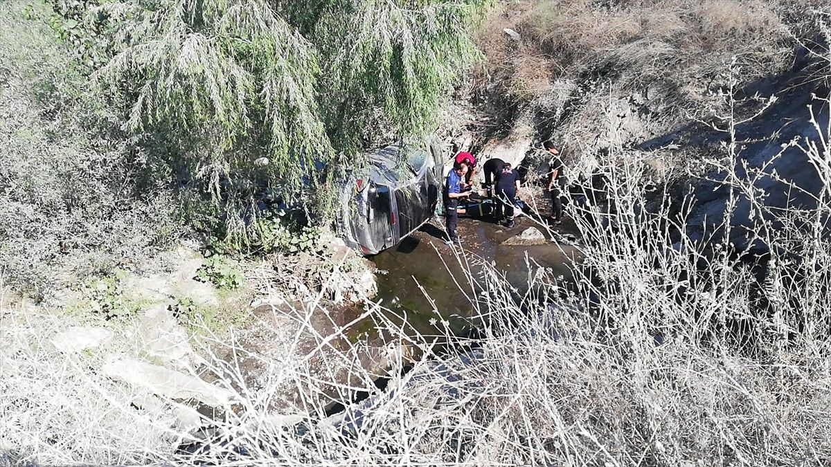 Niksar\'da devrilen otomobilin sürücüsü yaralandı