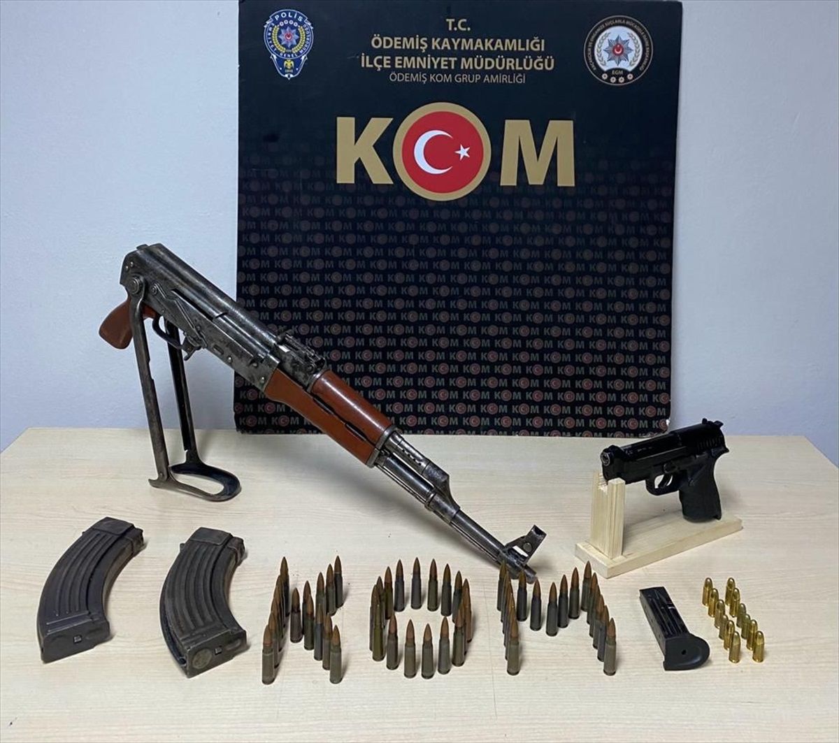 Ödemiş\'te bir evde 3 silah ele geçirildi