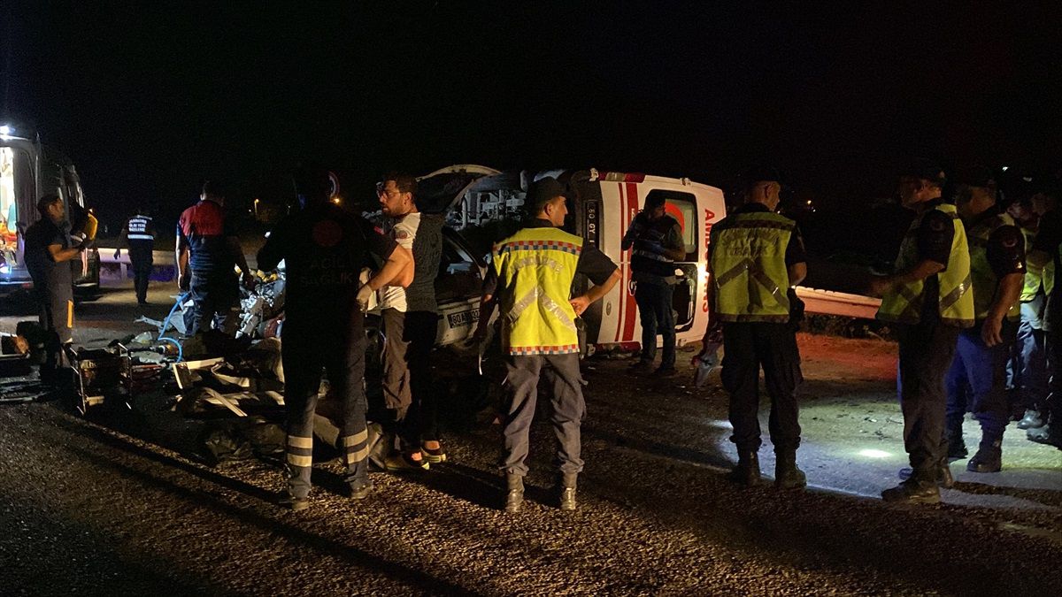 Osmaniye\'de Ambulansla Çarpışan Otomobilde 3 Kişi Hayatını Kaybetti