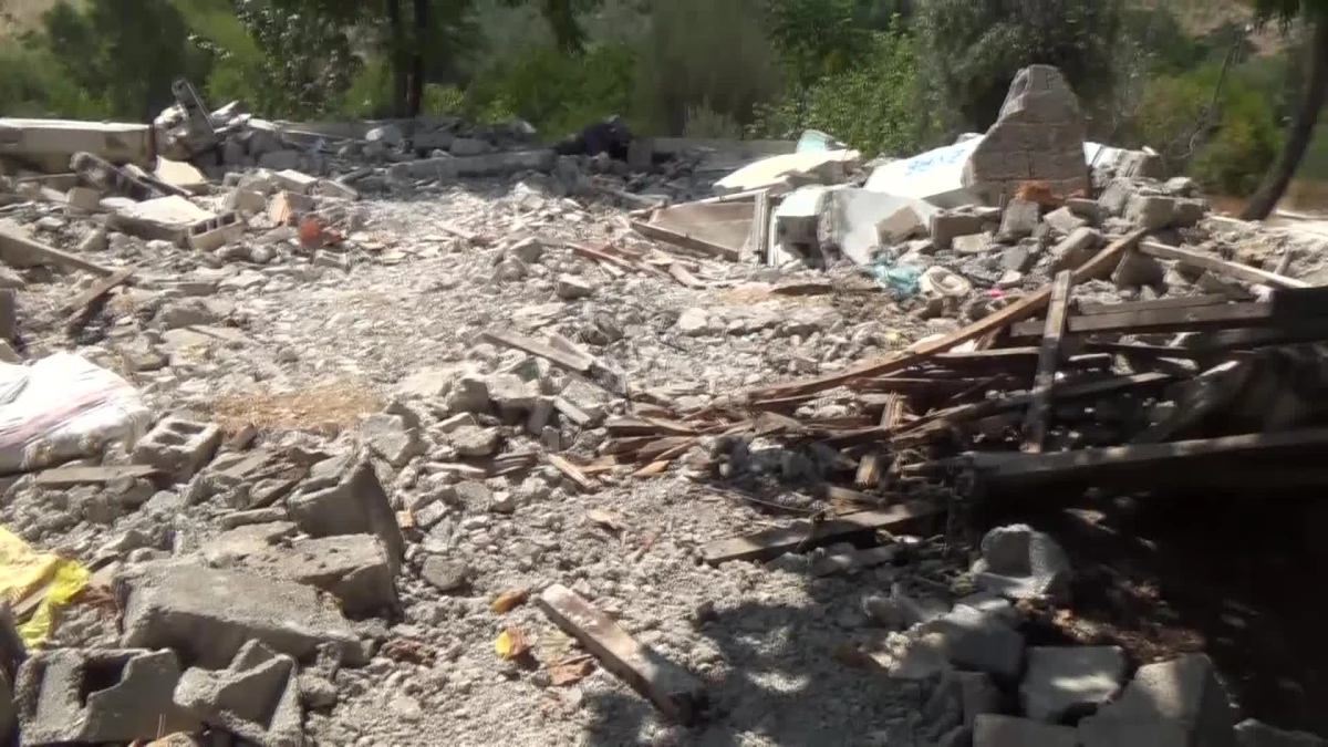 Kahramanmaraş depremlerinde evleri yıkılan aile, barakada yaşamaya çalışıyor