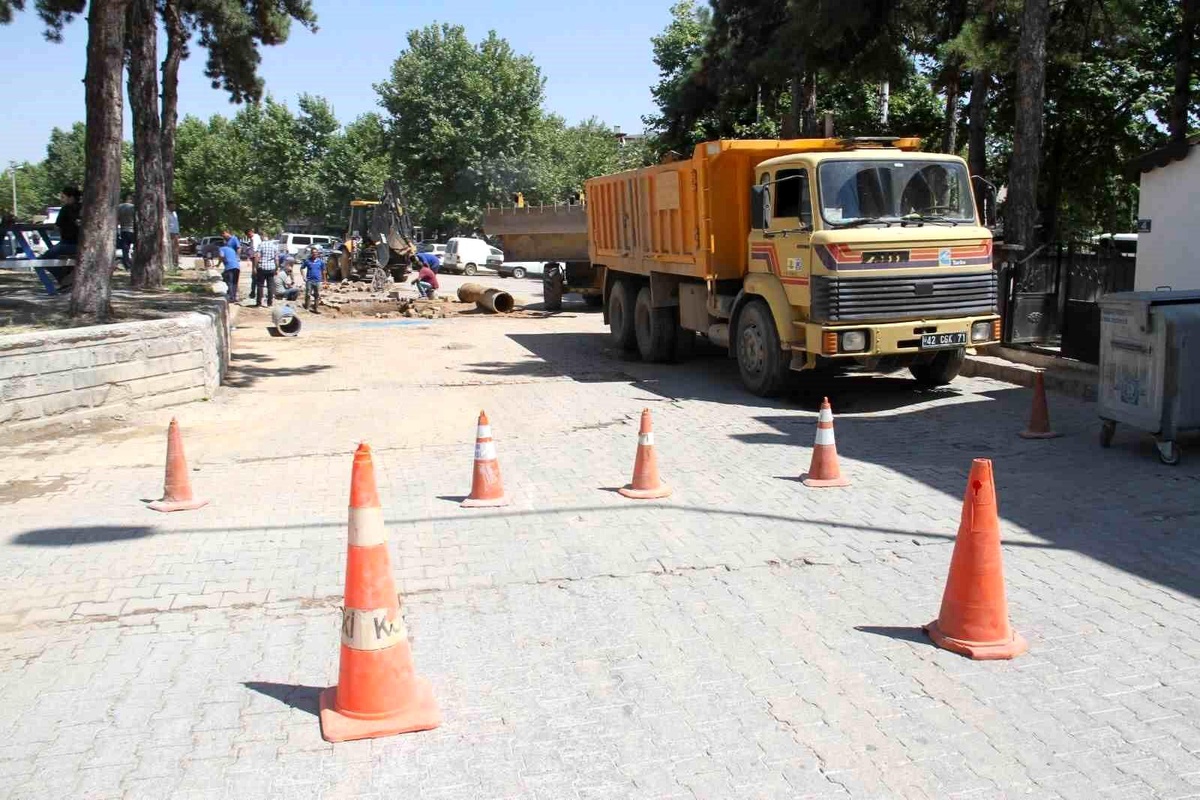 Konya Beyşehir\'de Su Patlaması Sonucu Otopark Sular Altında Kaldı