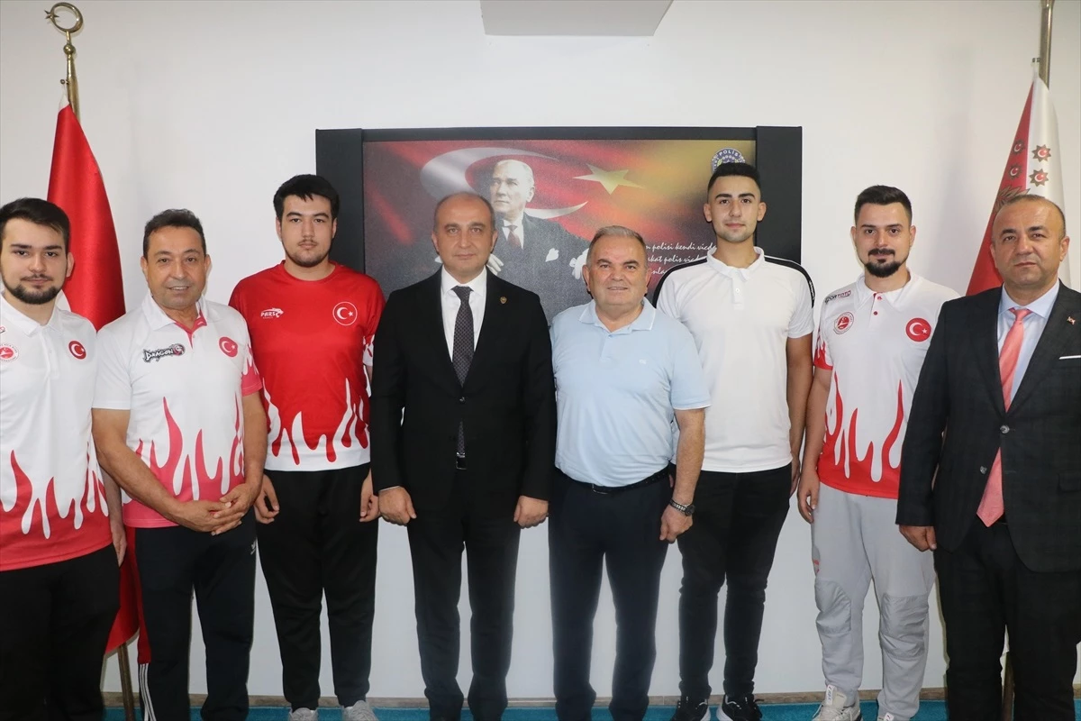 Kırıkkale Polis Gücü Lider Spor Kulübü Yönetici ve Sporcuları İl Emniyet Müdürü\'nü Ziyaret Etti