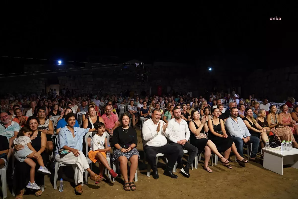 Seferihisar Belediyesi\'nin düzenlediği Kaleiçi Yaz Sohbetleri\'nde 90\'lar rüzgarı esti