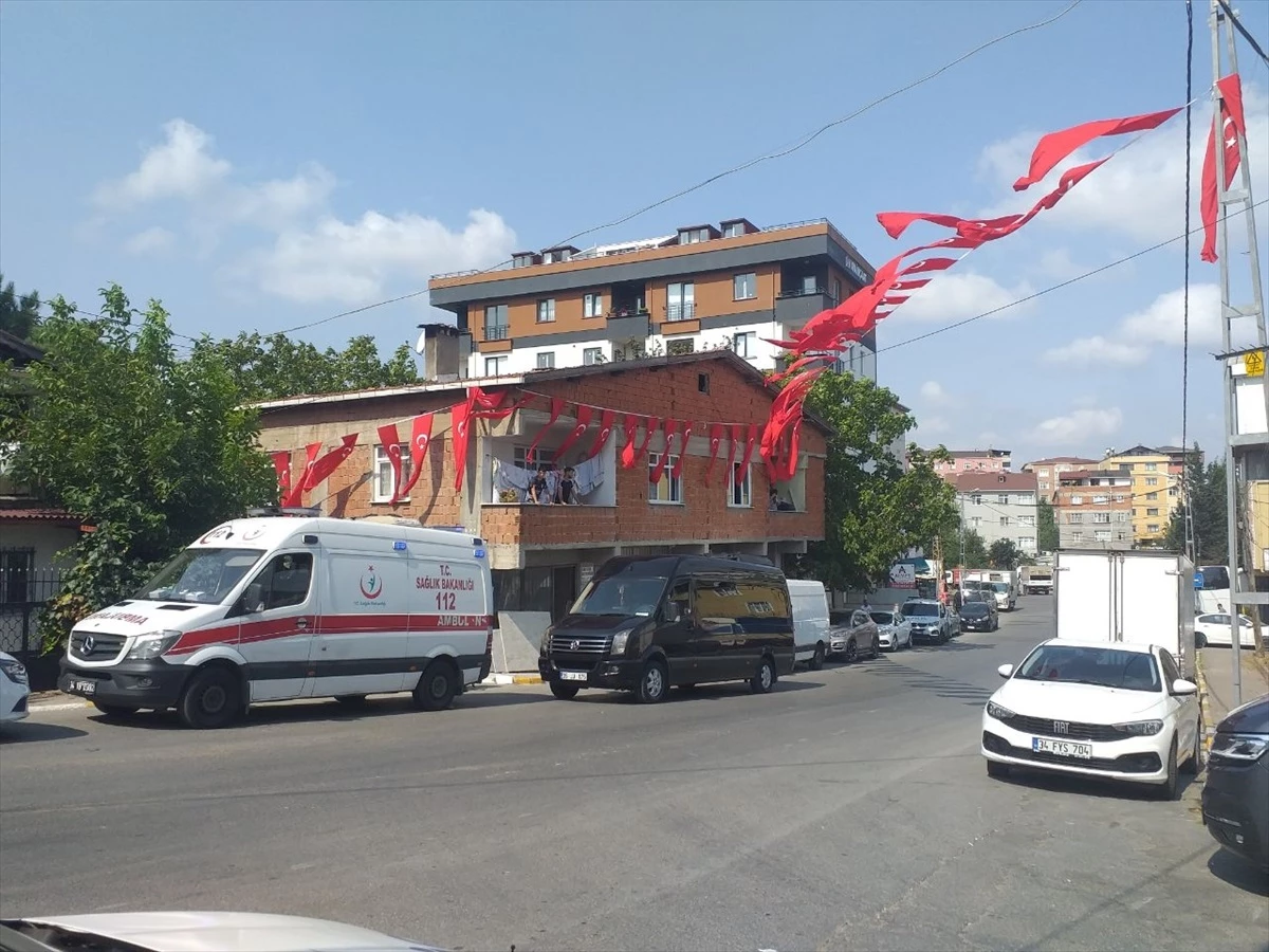 Şehit Piyade Uzman Çavuş Ali Demir\'in babaevi Türk bayraklarıyla donatıldı